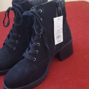 NWT size 11 winter boots with heel too big for me